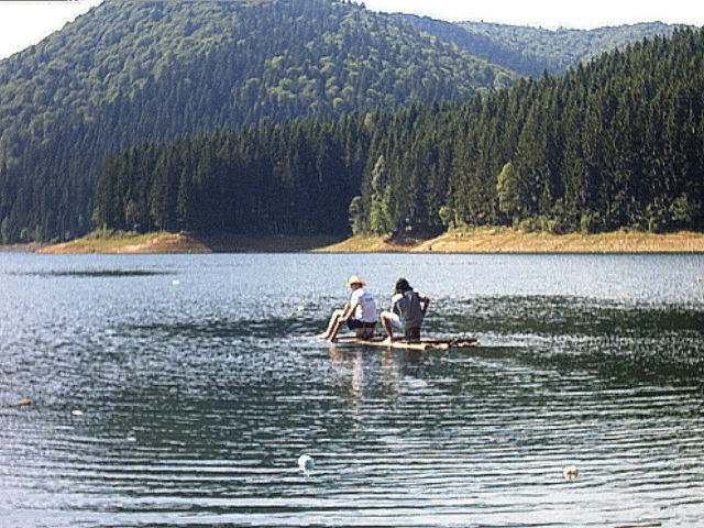 emi-si-petrica-cu-pluta-pe-lac