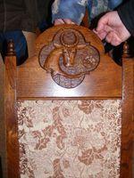 Sculptura cu Cap de bour de pa cele 50 de scaune din sala mare a Primariei